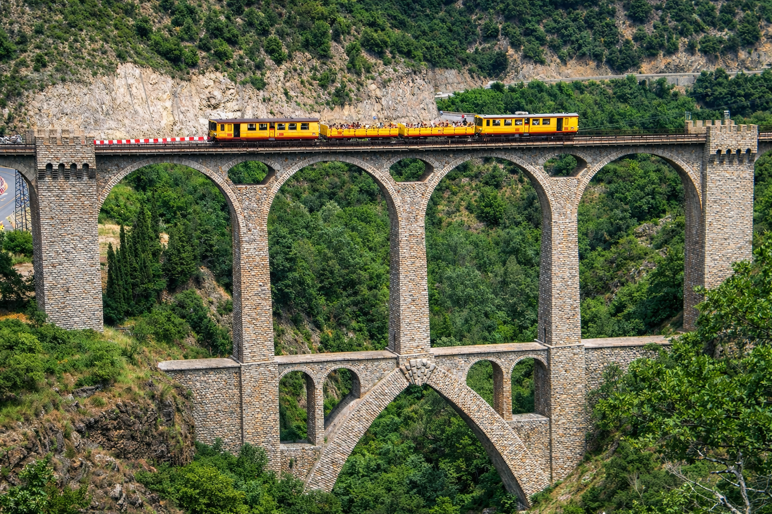 Train Jaune des Pyrénées : le trajet panoramique le plus spectaculaire de France