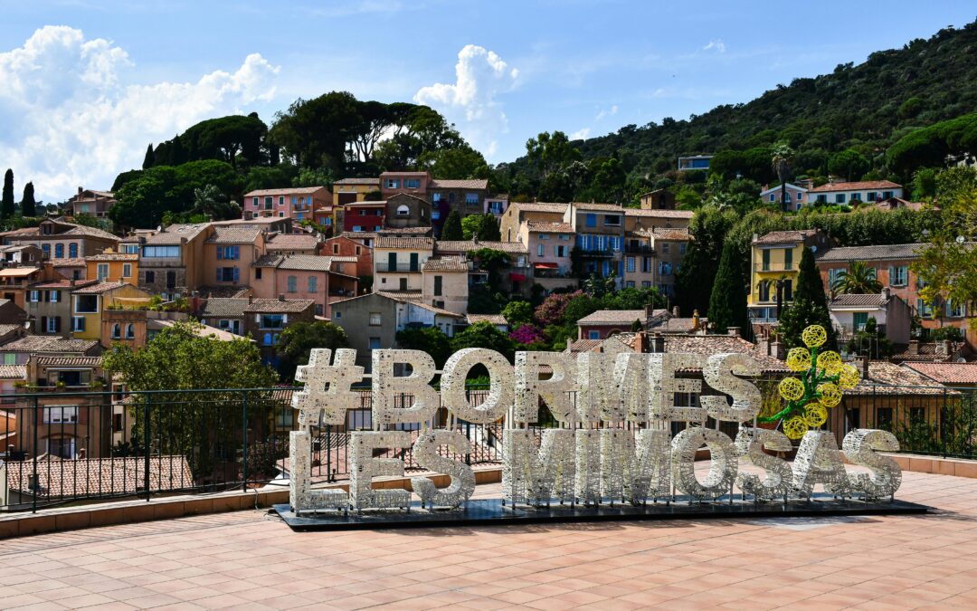 Road trip fleuri sur la Côte d’Azur : la Route du Mimosa en hiver